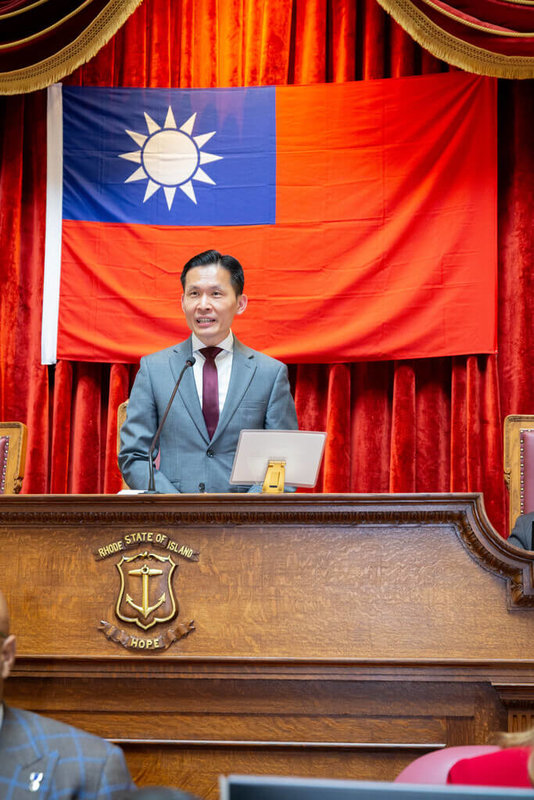 美國羅德島州參眾議院13日分別通過挺台決議,並在議場展示國旗,駐波士頓辦事處長廖朝宏出席致意。(駐波士頓辦事處提供)中央社記者廖漢原紐約傳真 114年5月15日