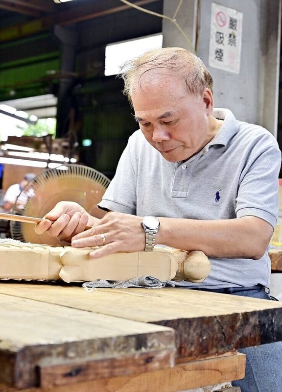 嘉義市傳統工藝「鑿花」保存者蔡共新(圖)12日與世長辭,享壽78歲,家屬預計19日將辦理告別式。圖為蔡共新生前專注創作模樣。(嘉義市政府提供)中央社記者黃國芳傳真 114年5月15日