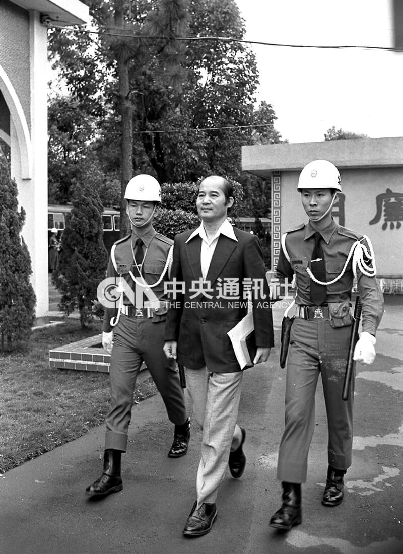 高俊明被帶往台北軍法處開庭。中央社記者劉偉勳攝 69年5月16日