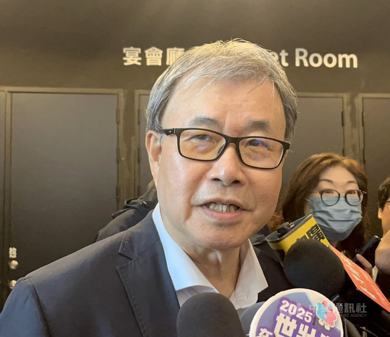 教育部長鄭英耀(前)15日表示,「反對學生跟中國交流這個帽子,我承擔不起」,基於中國是不民主國家,學術交流應多鼓勵與歐美先進民主國家交流。中央社記者林巧璉攝 114年5月15日