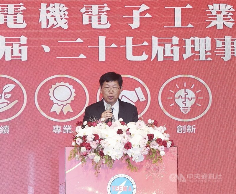 電電公會15日下午舉行會員代表大會,並改選理監事,鴻海董事長劉揚偉(圖)獲推選擔任第27屆理事長,他致詞時表示,將攜手會員廠商在海外打造台灣科技園區的日不落國。中央社記者郭日曉攝 114年5月15日