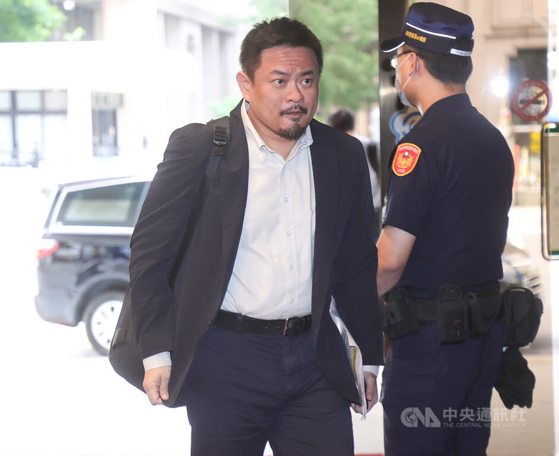 立法院日前三讀通過修法新增國定假日,114年包含教師節、光復節全民放假,勞動部長洪申翰(中)15日表示,勞動部作為行政部門,會協助已通過的法規執行,提醒雇主注意勞基法。中央社記者謝佳璋攝 114年5月15日