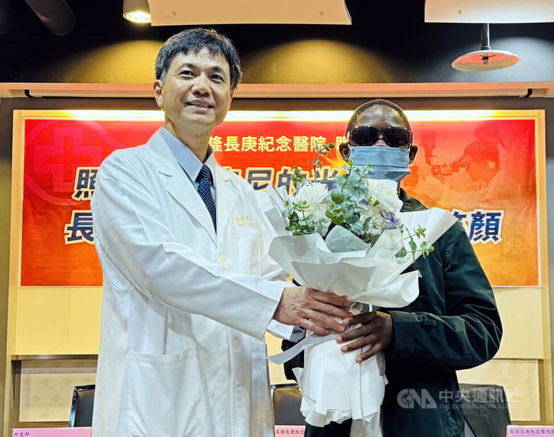 一次因緣際會義診，基隆長庚醫院眼科醫師孫啟欽（左）協助本來可能失明的史瓦帝尼15歲少年小清（右）跨越千里來台就醫，在社會善心力量與醫療外交協助下重獲視力，展開新生。中央社記者沈佩瑤攝 114年5月15日