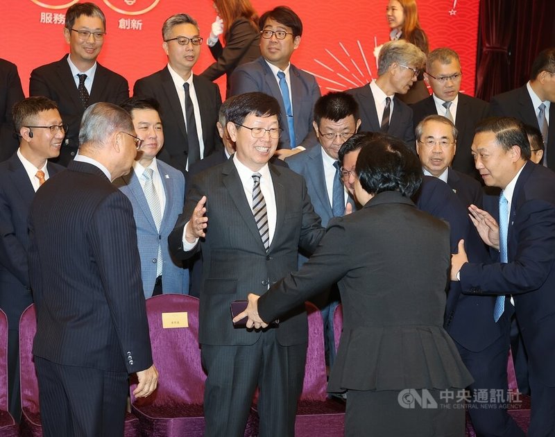 第27屆電電公會理事長由鴻海董事長劉揚偉(中)獲選出任,他說,願出任理事長的重要原因,是當前全球經貿變局衝擊台灣產業,尤其是中小企業,因此決定當仁不讓,要與大家一起共度難關。中央社記者郭日曉攝 114年5月15日