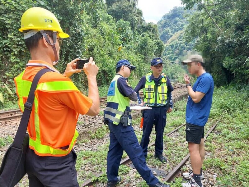 農業部林業及自然保育署阿里山林業鐵路及文化資產管理處人員16日會同警方到林鐵樟腦寮車站至獨立山車站區段執行取締,當場發現有遊客違規行走軌道,將依法開罰。(阿里山林業鐵路及文化資產管理處提供)中央社記者蔡智明傳真 114年5月16日