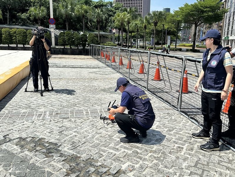 台北市警察局16日在北市府廣場前舉行「2025雙北世界壯年運動會」開幕前維安宣示記者會表示,已規劃偵爆犬、維安特勤等共2500名警力針對遊行路線梭巡,並搭配制高點及無人機監控,守護世壯運開幕典禮的安全。中央社記者劉建邦攝 114年5月16日