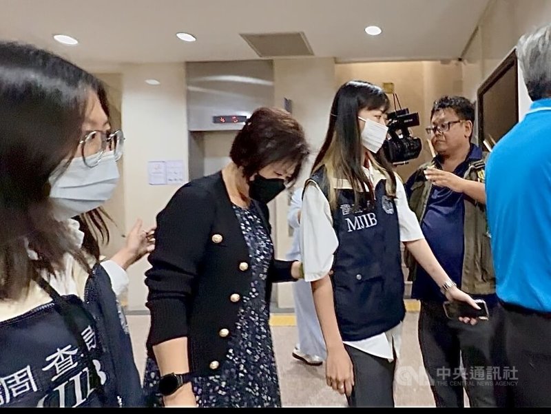 台北地檢署偵辦北市雙吳罷免提議書偽造案,查出國民黨北市黨部部分黨工、志工涉案,中山區婦工會葉姓會長(左2)16日晚間移送北檢複訊。中央社記者林長順攝 114年5月16日