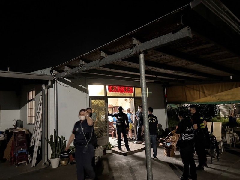台南市警局歸仁分局15日攻堅破獲隱身於關廟區老舊平房的天九牌職業賭場,逮捕32人依法送辦。(台南市警察局提供)中央社記者張榮祥台南傳真 114年5月16日