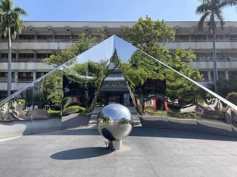 台中一中校長林隆諺16日分享關於學校的鄉野傳說,校內公共藝術「入德之門」為雕塑大師謝棟樑所作,要是跳過其中象徵O的入德之球,一次就當一科,提醒學生經過時別拿前途開玩笑。(林隆諺提供)中央社記者趙麗妍傳真 114年5月16日