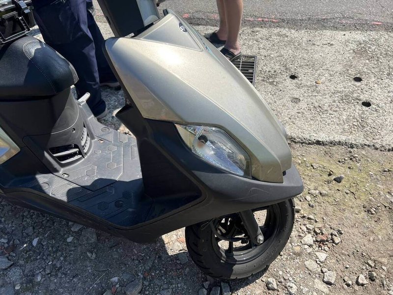 台北市政府警察局南港分局張姓員警16日騎乘機車,行經新北市瑞芳區三爪子坑路超車時,與同方向的機車發生碰撞,張男酒測值達每公升0.56毫克,詢後依公共危險罪送辦。南港警分局表示,擬議處張男記1大過、調離現職。(讀者提供)中央社記者王朝鈺傳真 114年5月16日