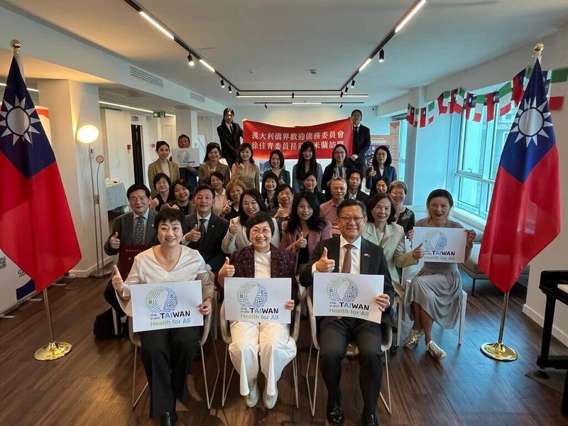 僑務委員會委員長徐佳青(前排中)近日率團訪問米蘭,15日與當地僑台商座談。義大利僑務委員王美紅(前排左)在會中提案,呼籲義大利僑界以具體行動支持台灣參與世界衛生大會(WHA)。(駐米蘭辦事處提供)中央社記者黃雅詩羅馬傳真 114年5月16日
