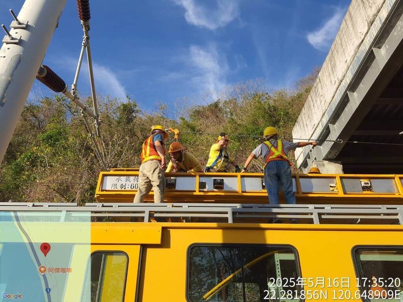 台鐵南迴線枋山至加祿間16日下午發生電車線斷落事故,一度導致該區間路線雙向不通,已於晚間7時49分搶修完畢,統計至晚間7時50分止,共影響11列次。(台鐵提供)中央社記者黃巧雯傳真 114年5月16日