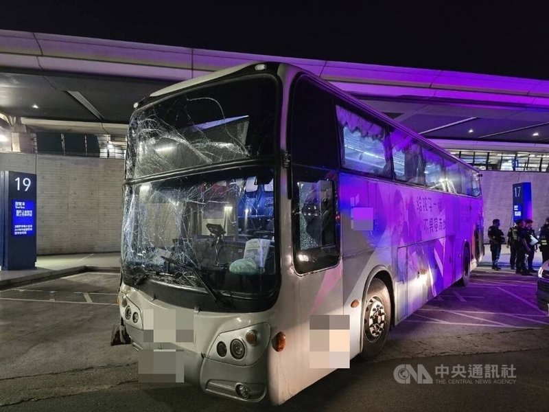 一輛國光客運16日凌晨在桃園國際機場第一航廈客運巴士站出口處,疑似因為煞車失靈、抓不好轉彎角度,不慎擦撞路牆,造成駕駛在內共32人輕傷。(翻攝照片)中央社記者葉臻傳真 114年5月16日