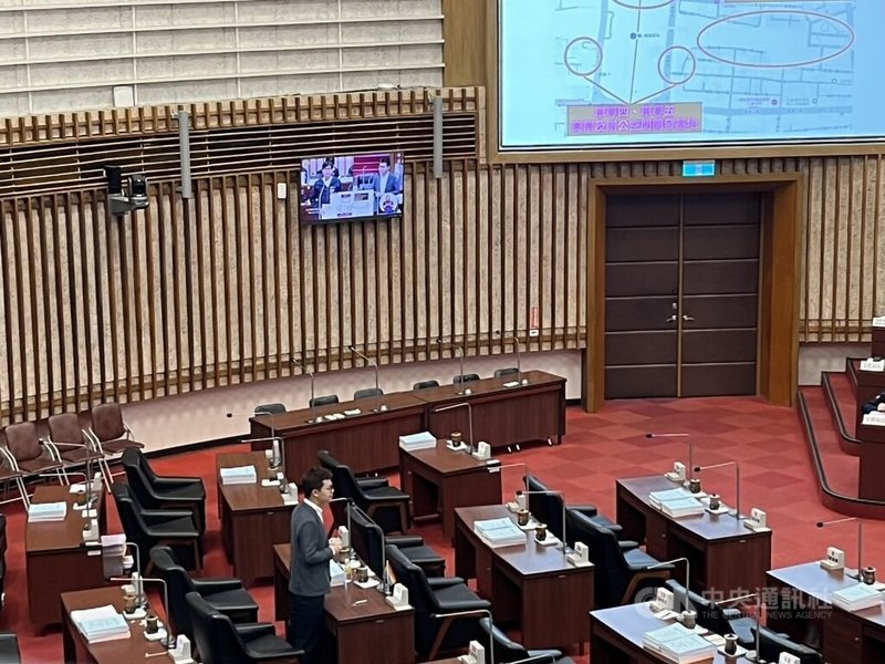 台灣基進高雄市議員張博洋(圖)16日在市議會總質詢時說,高雄車站正面臨都更重要時刻,建議高市府考慮將四維行政中心搬遷至高雄車站周邊,帶動高雄下一個世代的重要發展。中央社記者林巧璉攝 114年5月16日
