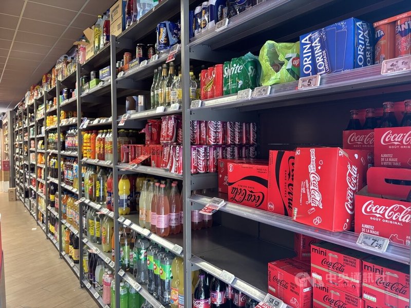 法國自3月初起加徵含糖飲料稅,預計能為國庫帶來8億歐元額外收入。超市價格出現有感漲幅,4月底價格較去年同期漲10%。報告指出,漲價同時銷量下跌,但除價格外,也與天氣、連假有關。中央社記者曾婷瑄巴黎攝 114年5月16日