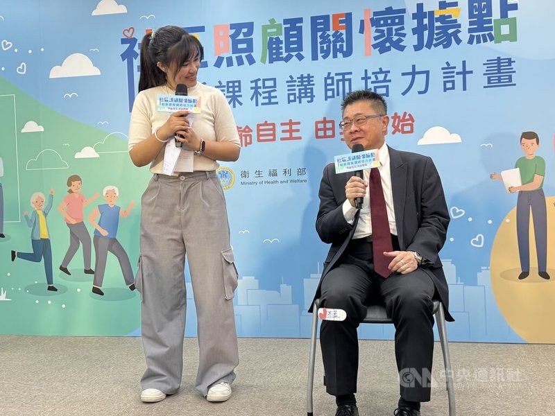 人生70才開始,衛福部挹注300萬元推動創新課程講師培力計畫,盼帶領長輩探索心靈、建構生命藍圖,衛福部次長呂建德(右)16日在啟動記者會中體驗課程。中央社記者沈佩瑤攝 114年5月16日