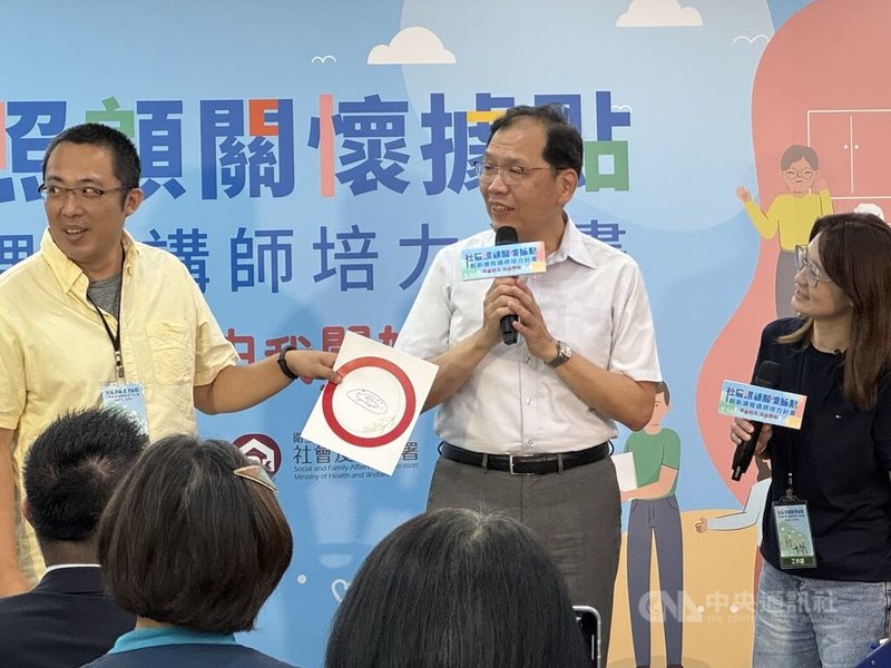 衛福部挹注300萬元推動創新課程講師培力計畫,社家署代理署長周道君(中)在啟動記者會上,隨講師現場引導畫出記憶中的美食「蔥油餅」,分享這段動人回憶。中央社記者沈佩瑤攝 114年5月16日