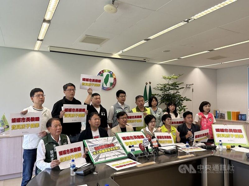 民進黨台中市議會黨團16日舉行記者會說,台中近1年發生超過10起虐童事件,兒少保護通報案件超過7000件,質疑台中市政府漠視孩子權益。中央社記者趙麗妍攝 114年5月16日