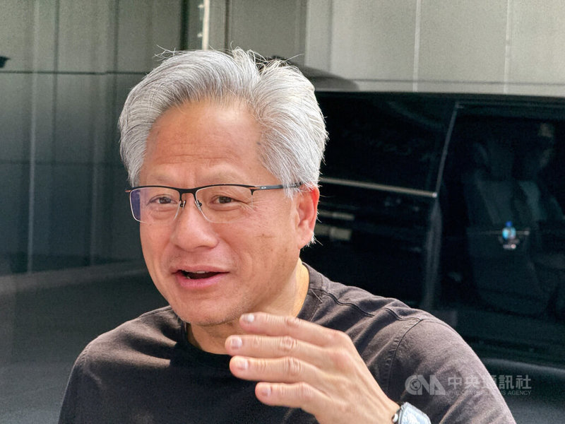 輝達(NVIDIA)執行長黃仁勳16日下午搭乘私人專機抵達台灣,身穿黑短袖和黑長褲,臉上略顯疲態,他用台語直呼好熱,要去剪頭髮。中央社記者吳家豪攝 114年5月16日
