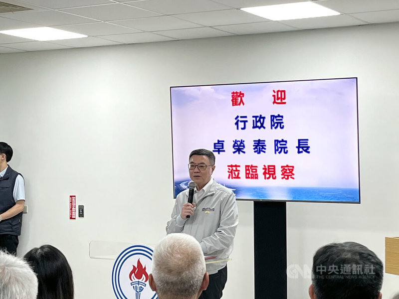 行政院長卓榮泰(持麥克風者)16日前往桃園視察中油觀塘接收站(三接)及台電大潭廠增建計畫時說,台電到2032年前,都能支撐國內AI、半導體產業的高速發展,用電無虞。中央社記者葉臻攝 114年5月16日
