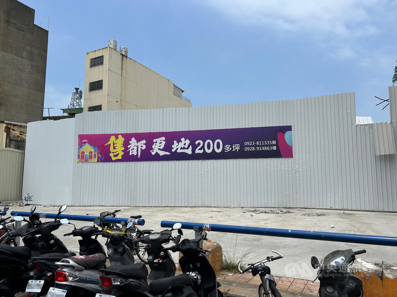 位於彰化火車站前的彰化喬友大樓被認定危樓拆除,所有權人成立都市更新會,也有在地建商取得部分土地加入更新會;彰縣府說,更新會最快6月就會提送都市更新事業計畫,規劃興建地上26樓、地下4樓住商大樓。中央社記者吳哲豪彰化攝 114年5月16日