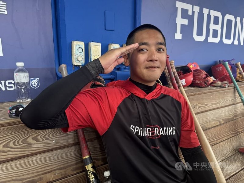 中華職棒味全龍隊拿莫．伊漾（圖）日前已服完12天補充役，16日重返一軍，一頭金長髮如今改為平頭造型，他笑說：「第一次剃完覺得好像比較舒服，所以回來又剃了一次。」中央社記者楊啟芳攝  114年5月16日