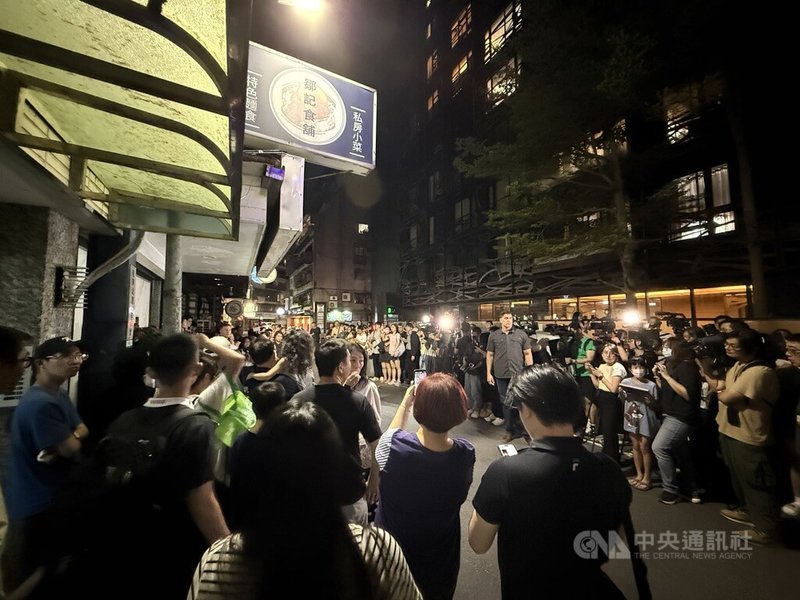 輝達(NVIDIA)執行長黃仁勳16日晚間與台積電董事長魏哲家共進晚餐,場外有大批媒體與民眾守候,把窄巷擠得水洩不通,車輛一度難以通行。中央社記者吳家豪攝 114年5月16日