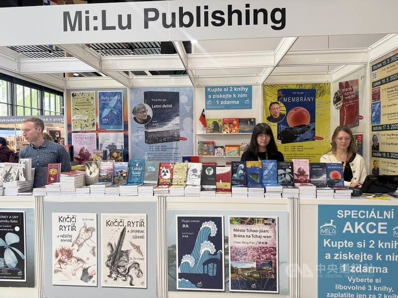 布拉格國際書展15日登場,譯介推廣台灣文學的捷克麋鹿出版社展示多部台灣文學作品並擺放國旗。對於中國要求撤掉麋鹿出版社攤位上的國旗,主辦方強調尊重民主自由,不會要求出版社撤下。中央社記者劉鬱葶布拉格攝 114年5月16日
