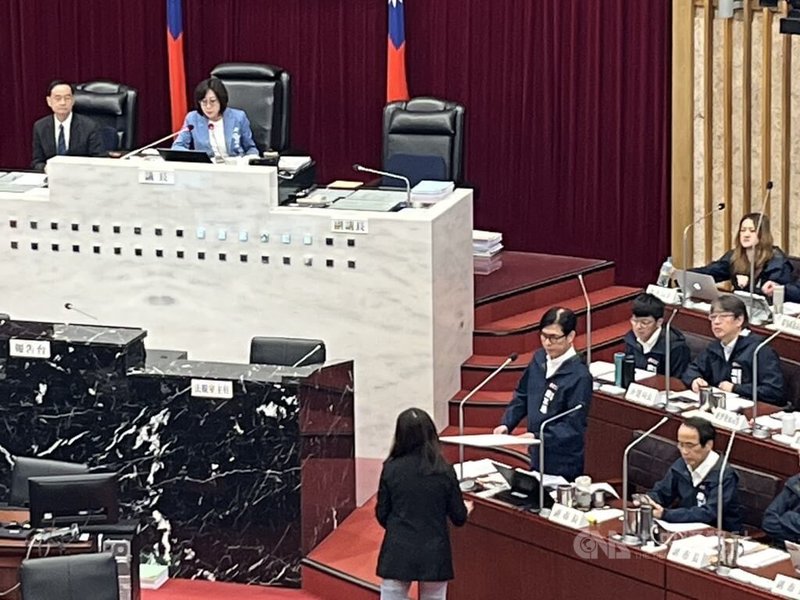 高雄貝寉佳托嬰中心涉虐嬰遭勒令停辦一年。高雄市議會16日總質詢時，市長陳其邁（前右2）接下議員轉交的家長陳情書，要求社會局全力處理相關事宜，並令政風處2週內徹查是否有行政怠惰。中央社記者林巧璉攝  114年5月16日