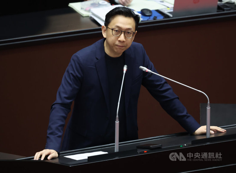 立法院會16日處理國民黨團提案,要求行政院長率同國防部長等就「國防軍備預算提高為GDP10%對我國可能造成之影響」進行專案報告。國民黨立委葛如鈞(圖)說明時指出,這是一項關乎國家安全與未來發展的決議,國民黨始終堅定支持國防建設。中央社記者趙世勳攝 114年5月16日