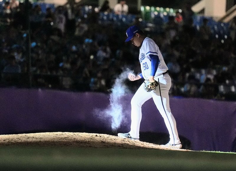 中華職棒富邦悍將隊終結者曾峻岳(圖)14日賽事吞下本季第3敗,16日下放二軍。球團表示,曾峻岳上一場比賽後感到右膝肌肉緊繃,暫時先到二軍治療、觀察。(富邦悍將提供)中央社記者楊啟芳傳真 114年5月16日