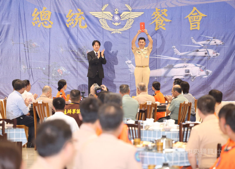 總統賴清德（後左）16日赴海軍反潛航空指揮部（海鷹營區）端節勗勉，與官兵餐會，致詞結束後，頒發加菜金，由海軍反潛航空指揮部代理指揮官蔡明達（後右）上校代表接受。中央社記者張新偉攝 114年5月16日