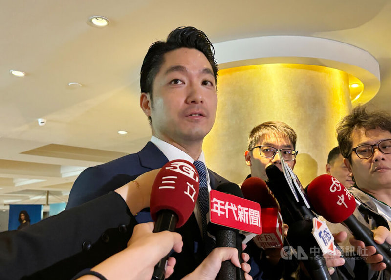 輝達執行長黃仁勳將以聖火代表身分出席17日2025雙北世界壯年運動會開幕式。台北市長蔣萬安(左)16日受訪表示,因黃仁勳身為全球半導體及人工智慧領域的重要領袖人物,在全球科技產業具有指標性,擔任聖火的科技代表是當之無愧。中央社記者陳昱婷攝 114年5月16日