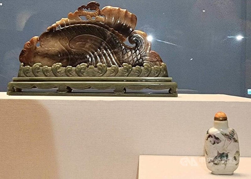 特展「大航海時代的海上明珠—故宮國寶聚澎湖」17日起將在澎湖生活博物館盛大展出多款故宮典藏文物,其中一項珍貴文物「玉魚」(後)更是首次對外展出。中央社 114年5月16日