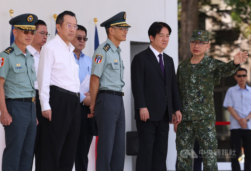 總統賴清德(右2)端節勗勉16日赴陸軍工兵訓練中心(金陵營區),在國防部長顧立雄(左2)與國安會秘書長吳釗燮(後排左)等人陪同下,視導官兵操演。中央社記者張新偉攝 114年5月16日