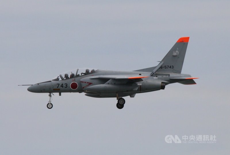 日本航空自衛隊1架T-4教練機14日墜落愛知縣犬山市1處蓄水池，機上2人失聯。自衛隊16日已在池中發現疑為發動機的物體。圖為自衛隊那霸基地的同型機。中央社記者陳亦偉攝  114年5月16日