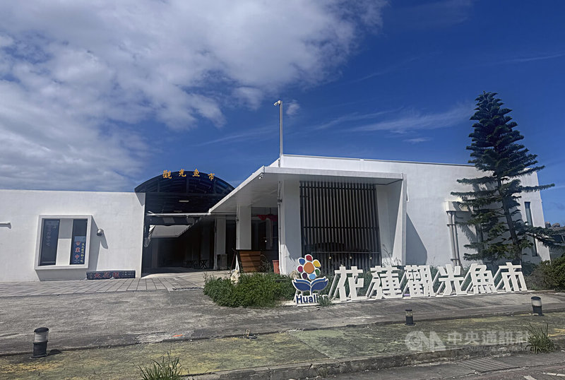 花蓮縣政府爭取中央花東基金,在花蓮港向陽廣場後方新建花蓮觀光魚市,可容納15攤位進駐,2025年3月起陸續有攤商遷入,目前已有12攤進駐,但營運情形遭指不如預期。中央社記者張祈攝 114年5月16日