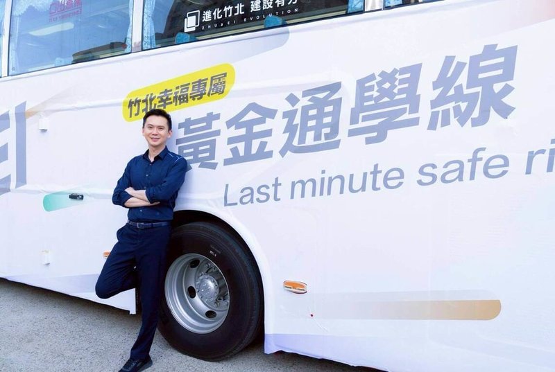 新竹縣竹北市公所編列新台幣50萬元提供免費接駁服務,將於19日起試辦,路線有2條為「雙市東」及「雙市西」,皆於上午6時45分發車,會在上午8時前抵達新竹高商與新竹高中等校園;返程皆於下午5時15分在竹中發車。圖為竹北市長鄭朝方視察接駁車並合影。(竹北市公所提供)中央社記者郭宣彣傳真 114年5月16日