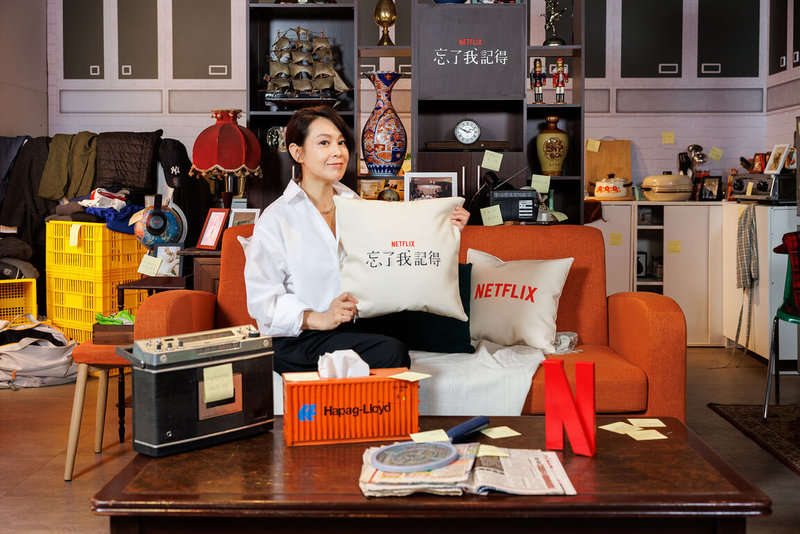 由藝人劉若英(圖)擔任編導的影集「忘了我記得」將於5月23日在Netflix播出,劇組日前在喜劇俱樂部舉辦精彩對談,重現金馬影帝秦漢劇中的客廳場景。(Netflix提供)中央社記者葉冠吟傳真 114年5月16日
