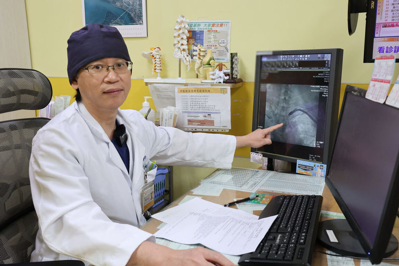 員榮醫院心臟外科主任賴金湖(圖)表示,一名中年女性洗腎患者手部活動越多頭越暈,其左側上臂有人工血管,四處求醫卻無法好轉,經血管攝影才確定是鎖骨下動脈竊血症候群。(員榮醫院提供)中央社記者鄭維真傳真 114年5月16日