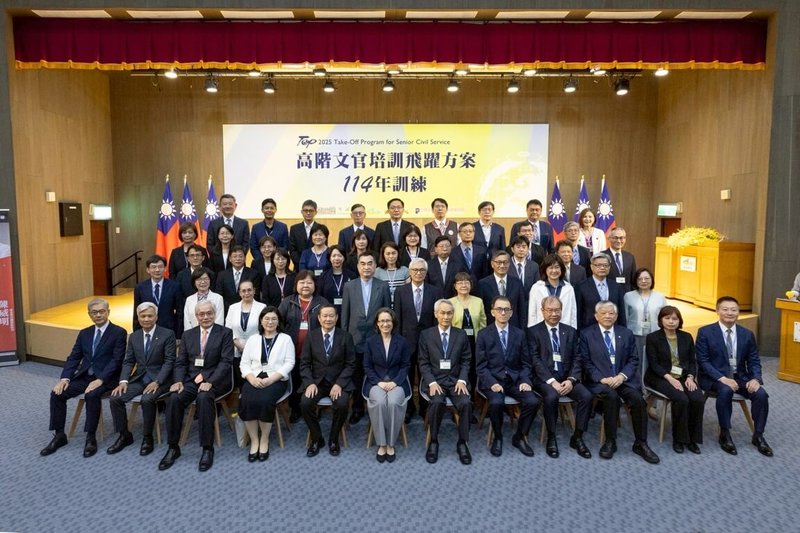 副總統蕭美琴(前左6)16日出席高階文官培訓飛躍方案開訓典禮,期許高階文官增強面對變局的韌性,靈活學習產業界的經驗,讓政策更貼近民間期待。(總統府提供)中央社記者溫貴香傳真 114年5月16日