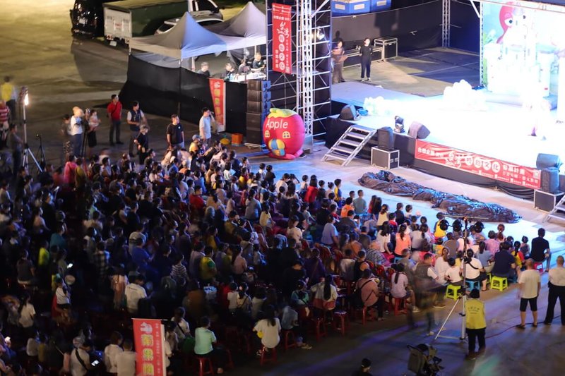 台塑企業支持藝術下鄉,持續12年安排劇團到嘉義縣公演,「蘋果劇團」16日在新港鄉帶來「章魚怪盜與龍王法杖」劇碼,現場人聲鼎沸。(台塑提供)中央社記者蔡智明傳真 114年5月16日