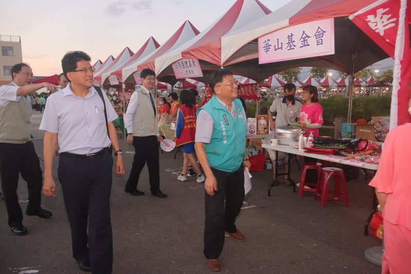 台塑企業支持藝術下鄉,16日安排劇團到嘉義縣新港鄉公演,並舉辦公益活動,副縣長劉培東(前右)到場與民眾同樂,感謝台塑集團回饋鄉里。(台塑提供)中央社記者蔡智明傳真 114年5月16日