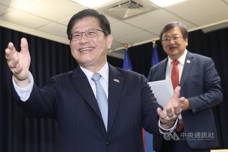 外交部長林佳龍（左）、衛福部長邱泰源（右）16日上午在外交部出席2025年「世界衛生大會」（WHA）推案雙部長記者會，兩人表示將全力爭取，一起努力到最後一刻。中央社記者吳家昇攝  114年5月16日