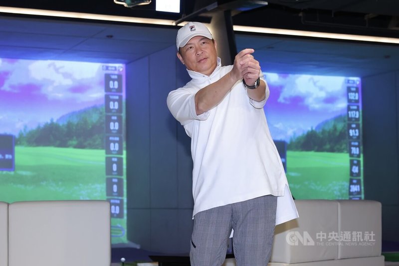 Tee Time台北室內高爾夫俱樂部16日下午舉行開幕活動,藝人曾國城(圖)出席,擺出揮桿姿勢拍照留念。中央社記者翁睿坤攝 114年5月16日