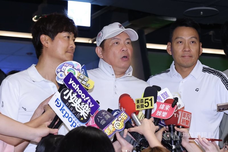 Tee Time台北室內高爾夫俱樂部16日下午舉辦開幕活動,藝人曾國城(中)相隔近2個月公開受訪。左為藝人侯昌明、右為藝人艾力克斯。中央社記者翁睿坤攝 114年5月16日