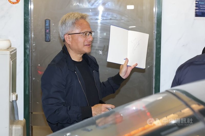 輝達(NVIDIA)執行長黃仁勳(圖)16日晚間前往台北鄒記食舖與台積電董事長暨總裁魏哲家等人共進晚餐,結束餐敘準備離去前,不忘為店外守候粉絲簽名留念。中央社記者翁睿坤攝 114年5月16日