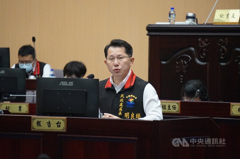 花蓮縣府民政處長明良臻(圖)涉罷免「查水表」案遭起訴,花蓮地方法院14日晚間裁處新台幣50萬元交保、以電子設備監控行蹤。花蓮縣府16日深夜發布新聞資料,明良臻已於15日請辭獲准。中央社記者張祈攝 114年5月16日