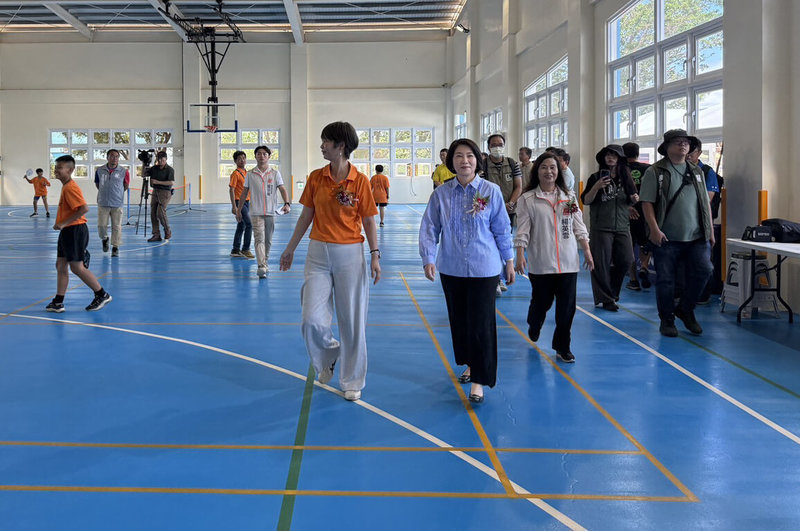 屏東縣政府在車城國小射寮分校新建學生活動中心，16日揭牌啟用，屏東縣長周春米（淺藍襯衫者）親自到場巡視。（屏東縣政府教育處提供）中央社記者黃郁菁傳真  114年5月16日