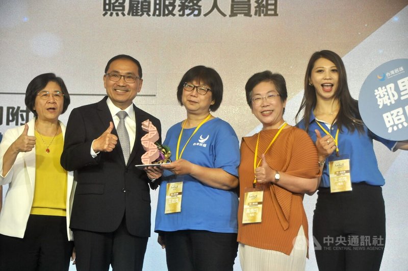 新北市第2屆長照卓越獎頒獎典禮16日舉行,會中由市長侯友宜(左2)親自頒獎,表揚個人菁英獎獲獎者王如萍(中)等人。左為新北市衛生局長陳潤秋。中央社記者黃旭昇新北市攝 114年5月16日